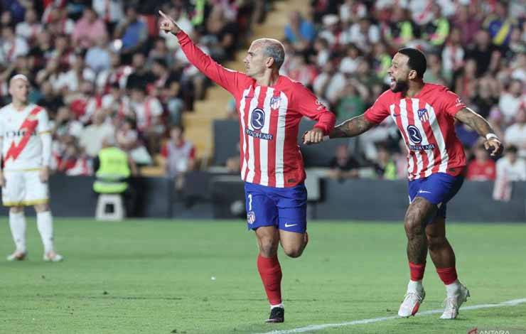 Penyerang Atletico Madrid Antoine Griezmann (kiri) merayakan gol yang dicetaknya bersama Memphis Depay (kanan) pada pertandingan Liga Spanyol melawan Rayo Vallecano yang dimainkan di Campo de Futbol de Vallecas, Madrid, Senin (28/8/2023). (ANTARA/AFP/THOMAS COEX)