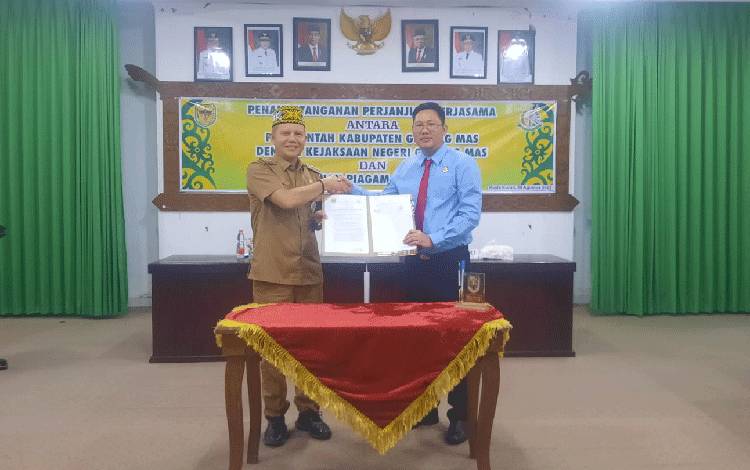 Bupati Gunung Mas Jaya S Monong bersama dengan Kepala Kejaksaan Negeri Gunung Mas Sahroni saat menunjukkan berkas kerjsa?sama, Selasa, 29 Agustus 2023. (FOTO: IST)
