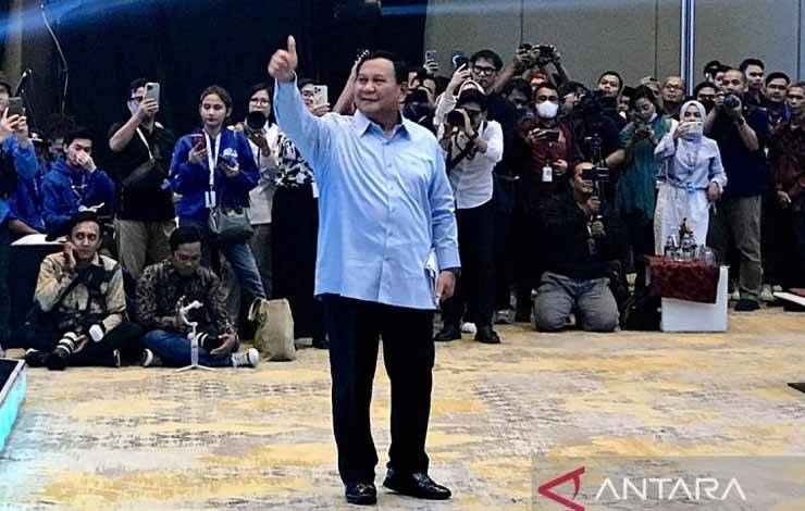 Bakal calon presiden dari Koalisi Indonesia Maju Prabowo Subianto mengacungkan jempol ke arah pengurus PAN selepas memberi sambutan dalam rangkaian acara HUT Ke-25 PAN di Jakarta, Senin (28/8/2023). ANTARA/Genta Tenri Mawangi/aa.