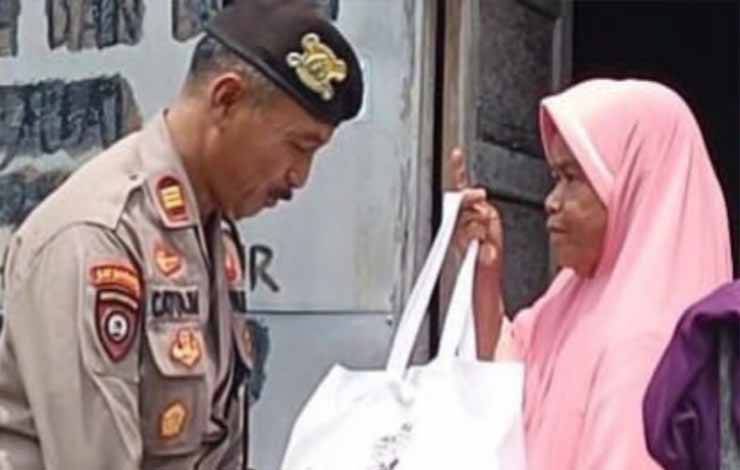 Kasat Satsamapta Polres Kapuas saat serahkan bantuan kepada warga Kecamatan Selat. (FOTO: IST)