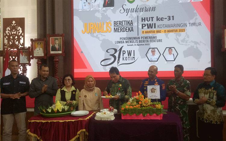 Pemotongan tumpeng HUT PWI ke-31 oleh Sekda Kotim Fajrurrahman, Ketua PWI Kotim Siti Fauziah, Ketua DPRD Kotim Rinie serta tamu undangan lainnya yang digelar di Rumah Jabatan Bupati Kotim, Kamis, 31 Agustus 2023. (FOTO: NISA)