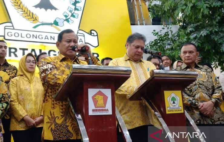 Ketua Umum Partai Gerindra Prabowo Subianto (kiri) dan Ketua Umum Partai Golkar Airlangga Hartarto (kanan) saat memberikan keterangan pers di Kantor DPP Golkar, Jakarta, Kamis (31/8/2023). (ANTARA/Fauzi Lamboka)