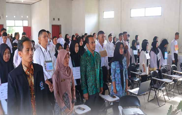 Mahasiswa baru saat mengikuti kegiatan ?pembukan Perkenalan Kehidupan Kampus bagi Mahasiswa Baru (PKKMB) angkatan ke-4 Politeknik Seruyan (Foto : Prokom Seruyan)
