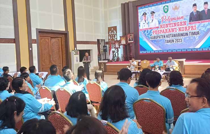 Sekda?Kabupaten Kotawaringin Timur Fajrurrahman saat melepas kontingen Pesparawi Korpri Kotim, Sabtu, 2 September 2023. (FOTO: DEWIP)