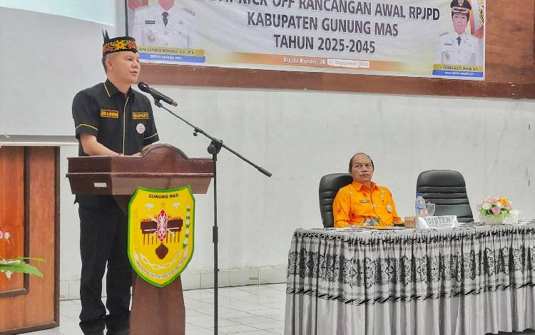 Bupati Gunung Mas Jaya S Monong saat menyampaikan sambutan pada kegiatan kick off rancangan awal RPJPD Kabupaten Gunung Mas tahun 2025-2045, Jumat, 1 September 2023. (FOTO: DISKOMINFOSANTIK GUMAS)
