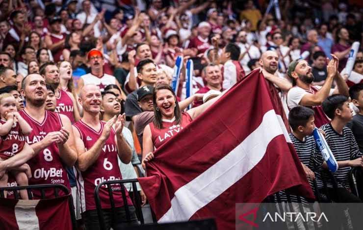 Suporter timnas Latvia yang hadir menyaksikan kemenangan timnya dengan skor 74-69 dari Spanyol pada gim pertama babak 2 fase grup Grup L Piala Dunia FIBA 2023 di Indonesia Arena Gelora Bung Karno, Jakarta, Jumat (1/9/2023). (ANTARA/HO/FIBA)