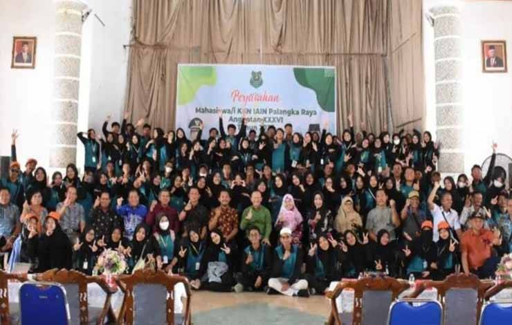 Sekda Kapuas, Septedy bersama mahasiswa IAIN Palangka Raya dalam acara perpisahan selesainya kegiatan KKN di Kapuas, Sabtu, 2 September 2023. (FOTO: IST)