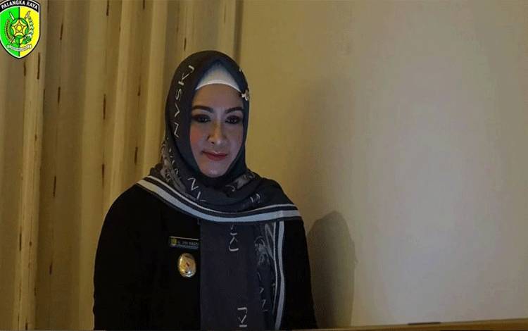Wakil Wali Kota Palangka Raya, Umi Mastikah saat mengikuti rapat paripurna tentang nota keuangan perubahan APBD 2023. (FOTO: HUMAS)