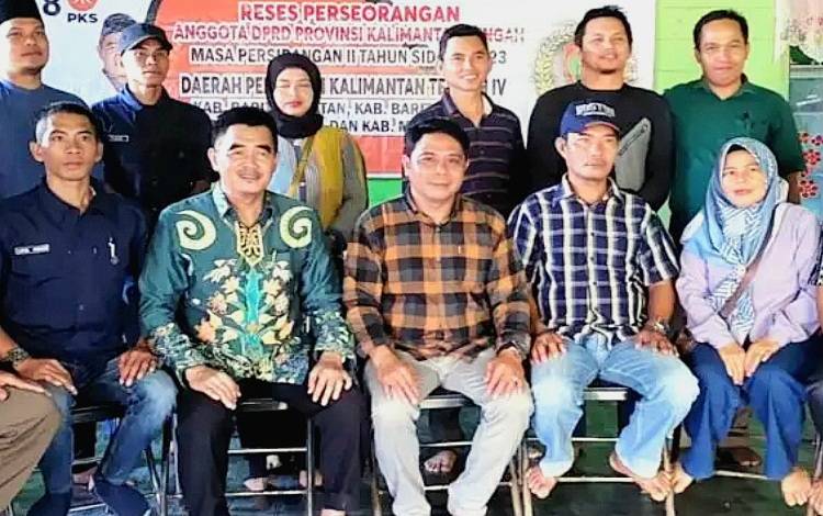 Anggota DPRD Kalteng, Sirajul Rahman (batik hijau) ketika reses disalah satu desa di wilayah Kabupaten Murung Raya untuk menyerap aspirasi masyarakat. (FOTO: DOK RESES SIRAJUL RAHMAN)