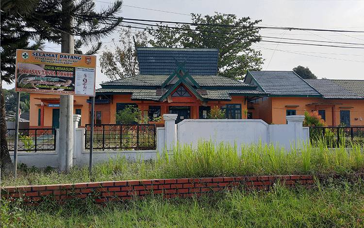 Kondisi eks Puskesmas Natai Palingkau yang tidak terawat dan rumput - rumput tumbuh tinggi. (Foto : DANANG)