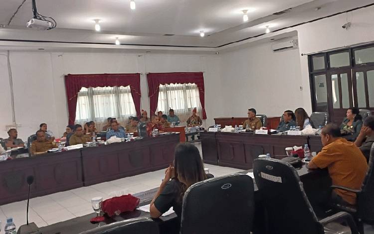 Situasi RDP DPRD Gunung Mas dengan PT. BMB dan pihak terkait lainnya, Selasa, 5 September 2023. (FOTO: RISKA YULYANA)