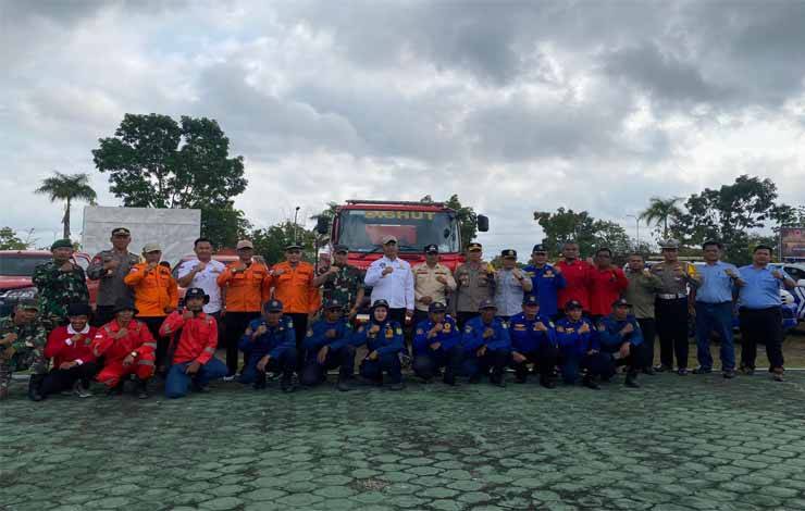 Bupati Sukamara, Windu Subagio berfoto bersama usai pelaksanaan Apel Gelar Personel dan Sarpras dalam rangka kesiapan menghadapi Karhutla, Rabu, 6 September 2023. (FOTO:NORHASANAH)