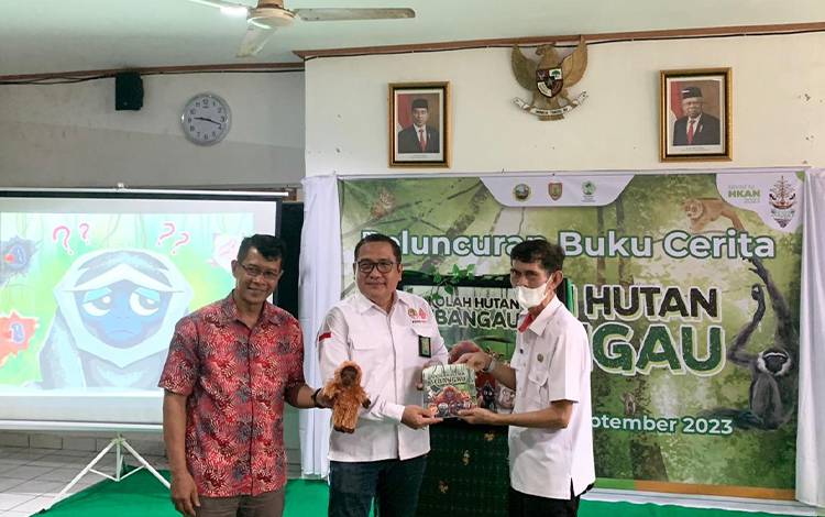 Penyerahan Buku Cerita Sekolah Hutan Sebangau di Aula Dispursip Prov. Kalteng, Rabu, 6 September 2023. (FOTO: ISTIMEWA)