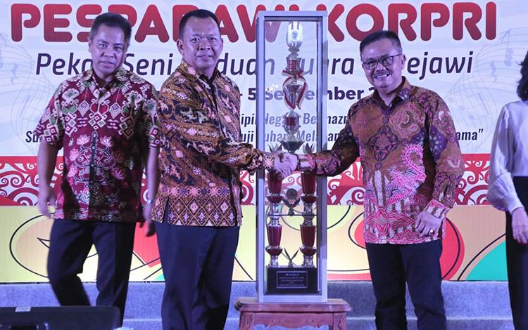 Staf Ahli Gubernur Kalteng Bidang Pemerintahan, Hukum dan Politik Herson B. Aden saat menyerahkan Piala Bergilir di GPU Handep Hapakat Selasa, 5 September 2023. (FOTO: IST)