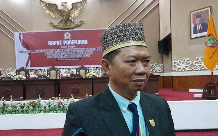 Anggota Komisi I DPRD Provinsi Kalteng, Suwarno saat diwawancara awak media, Rabu, 6 September 2023. (FOTO: MARINI)