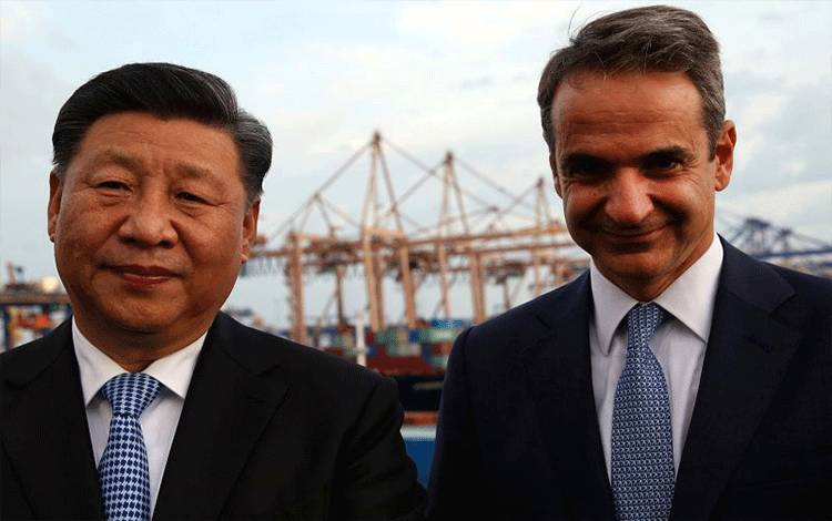 Foto Dokumen: Presiden China Xi Jinping dan Perdana Menteri Yunani Kyriakos Mitsotakis mengunjungi terminal peti kemas China Ocean Shipping Company (COSCO), di Piraeus, Yunani 11 November 2019. ANTARA/REUTERS/Orestis Panagiotou