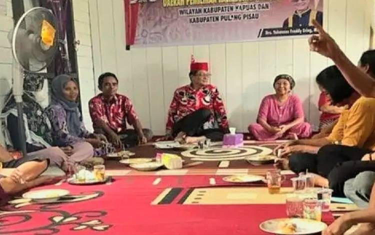 Anggota DPRD Kalteng, Yohannes Freddy Ering ketika reses di wilayah Dapil Kalteng V dan bertemu dengan masyarakat sekaligus menyerap aspirasi. (FOTO: DOK RESES FREDDY ERING)