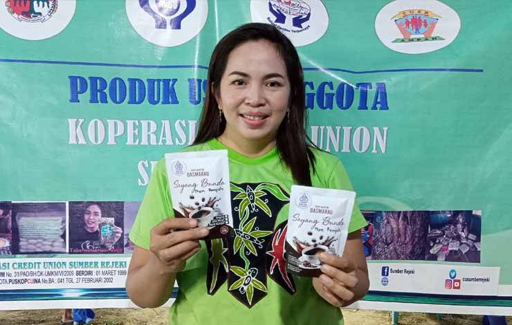 Hatriani (33) warga RT 04 Desa Turan Amis Kabupaten Barito Timur, produsen Kopi Bartim Dasmarau Sayang Bunda. (FOTO: BOLE MALO)