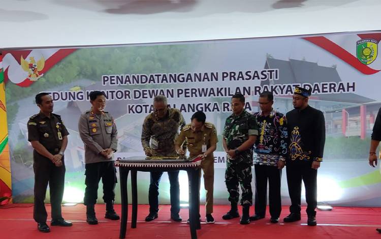 Penandatanganan prasasti gedung baru DPRD Palangka Raya. (FOTO: HENDRI)