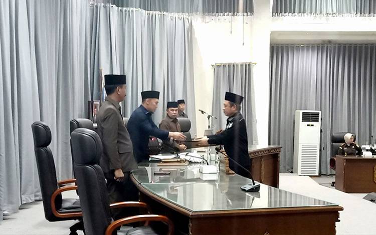 Anggota DPRD Fraksi PKB, H Benny Siswanto menyerahkan pemandangan umum fraksi terkait raperda APBD Perubahan tahun anggaran 2023 kepada pimpinan rapat paripurna, di gedung DPRD setempat. (FOTO: DHANI)