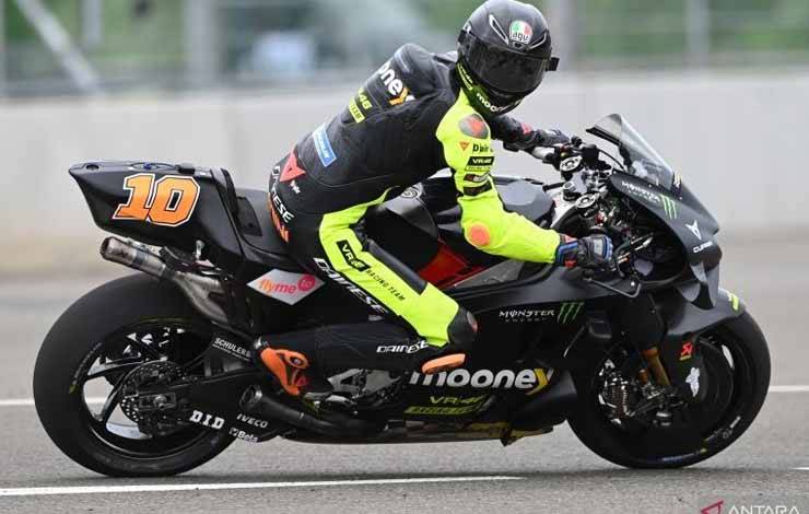 Arsip - Pembalap Mooney VR46 Racing Team Luca Marini memacu kecepatan sepeda motornya pada hari kedua tes pramusim MotoGP 2022 di Pertamina Mandalika International Street Circuit, Lombok Tengah, NTB, Sabtu (12/2/2022). (ANTARA FOTO/Andika Wahyu/rwa.)