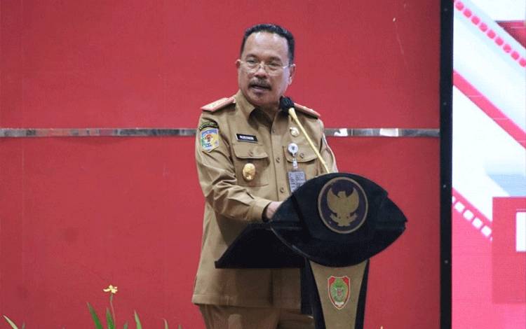 Sekda Provinsi Kalteng H. Nuryakin saat menyampaikan sambutannya. (FOTO: DPMDES KALTENG)