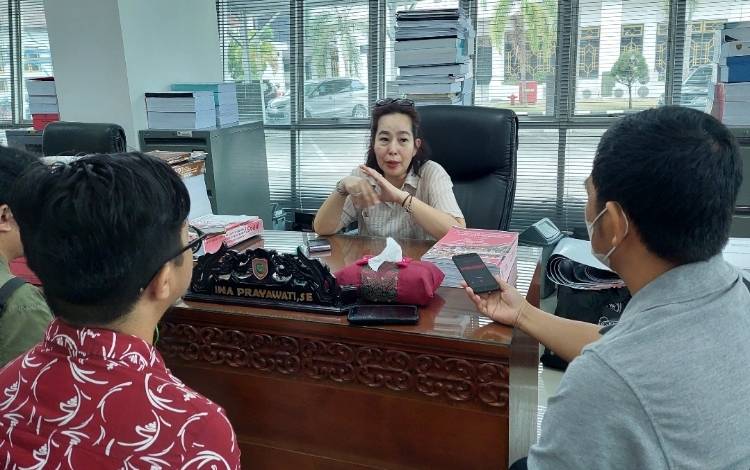 Anggota Komisi II DPRD Kalteng, Ina Prayawati. (FOTO: DONNY D)