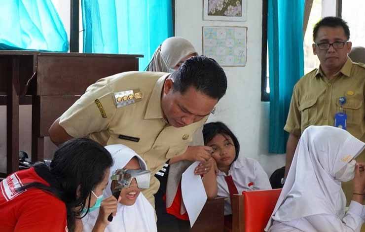 Salah satu murid?SDN 6 Nanga Bulik tengah menjalani pemeriksaan mata gratis oleh Tim JFF Bali. (FOTO : HENDI NURFALAH)