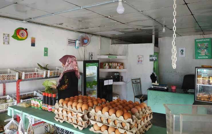 Harga sayuran khususnya yang dipasok dari Pulau Jawa saat ini masih normal di Wilayah Kuala Pembuang, salah satunya di Toko Sayuran Simpang Sayur Kuala Pembuang (Foto ; FAHRUL)
