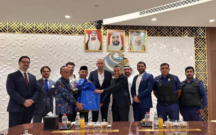 Duta Besar RI untuk Persatuan Emirat Arab Husin Bagis saat penyerahan simbolik ekspor perhiasan emas kepada perwakilan pembeli di Dubai, Jumat (8/9/2023). ANTARA/HO-Kemendag