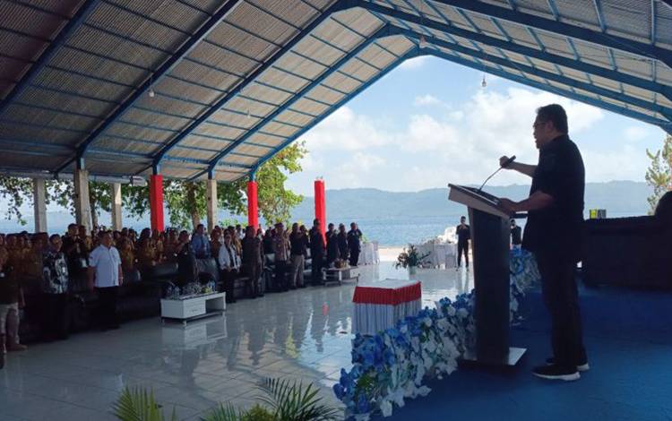 Irjen Kementerian Pertanian, Jan S Maringka mengajak kepala desa mengalokasikan sebesar minimal 20 persen dari dana desa untuk pengembangan sektor pertanian. ANTARA/Karel A Polakitan (1)