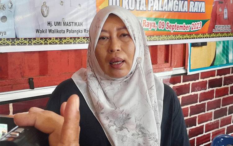 Kepala Bidang PPKL, DLH Provinsi Kalimantan Tengah, Merty Ilona saat diwawancara awak media, Sabtu, 9 September 2023 (Foto:Marini)