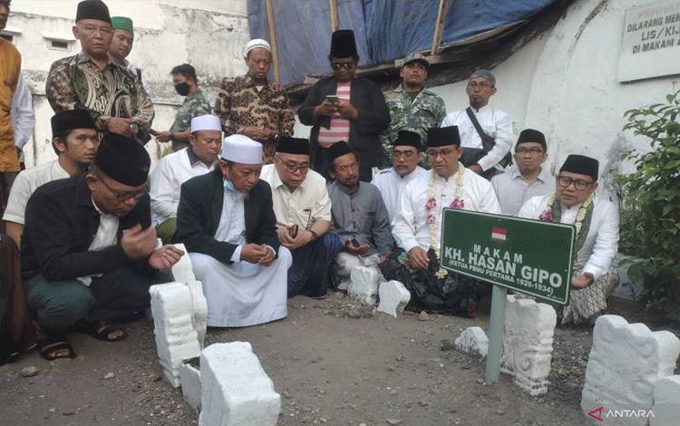 Anies Baswedan dan Muhaimin Iskandar menziarahi Makam Ketua Umum Pengurus Besar Nahdlatul Ulama (PBNU) pertama KH Hasan Gipo di Komplek Makam Sunan Ampel, Surabaya, Jawa Timur, Sabtu (9/9/2023). (ANTARA/Fauzi Lamboka)