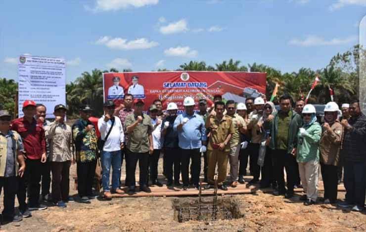 Foto bersama dalam kegiatan peletakan batu pertama pembangunan pabrik pakan ternak di Parenggean, Sabtu, 9 September 2023. (FOTO: SETDA KALTENG)
