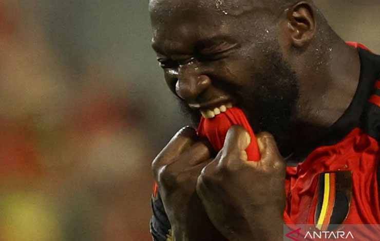 Pesepak bola Belgia Romelu Lukaku menggigit kaosnya saat gagal memanfaatkan peluang ke gawang Austria saat laga kualifikasi EURO 2024 di King Baudouin Stadium, Brussels, Belgia, Sabtu (17/6/2023). Laga tersebut berakhir seri 1-1. ANTARA FOTO/REUTERS/Yves Herman/foc.