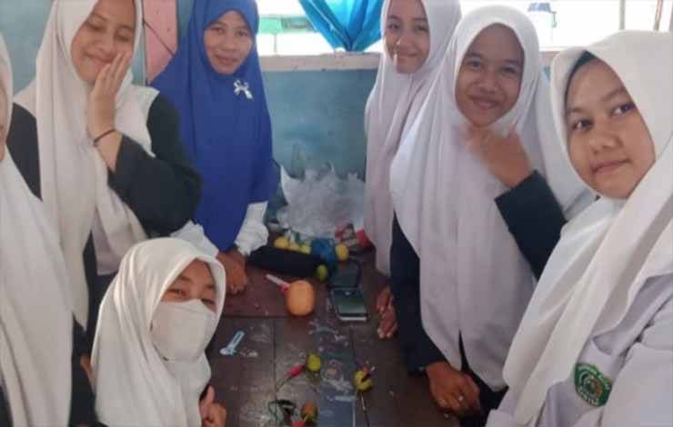 Peserta Didik MAN Kapuas saat ikuti kegiatan praktikum di bidang kimia dalam proses belajar mengajar di madrasah setempat. (FOTO: IST)