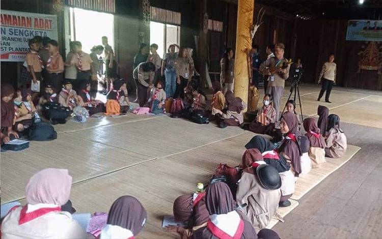 Kegiatan pelajar SDN 5 Selat Hilir saat mengunjungi Huma Betang Manggatang Utus Sei Pasah. (FOTO: IST)