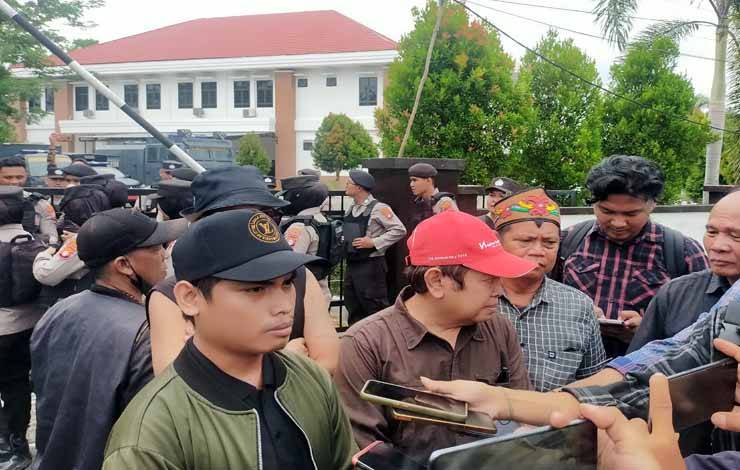 Koordinator aksi damai saat memberikan diwawancarai di Halaman Pengadilan Tipikor Palangka Raya, Selasa, 12 September 2023 (Foto: Apriando)