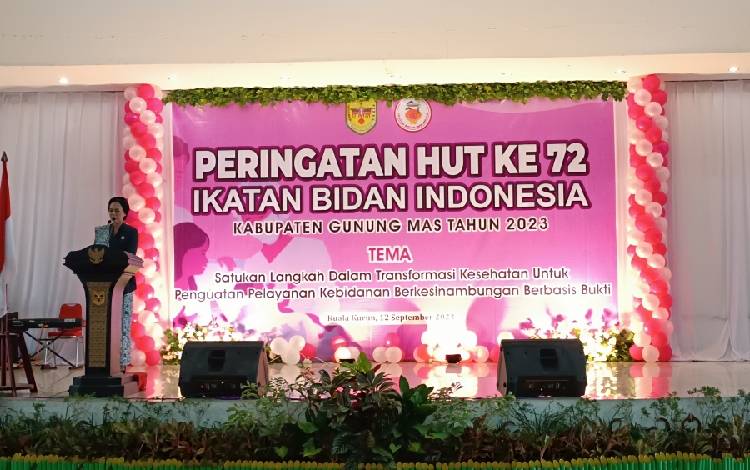 Ketua panitia perayaan HUT ke-72 IBI di Kabupaten Gunung Mas Meyliawati saat menyampaikan laporan kegiatan, Selasa, 12 September 2023. (FOTO: RISKA YULYANA)