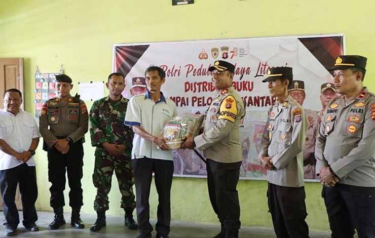 Kapolres Barito Timur AKBP Viddy Dasmasela memimpin langsung distribusi 1.000 buku bacaan ke TK dan SD di 5 kecamatan. (FOTO: IST)