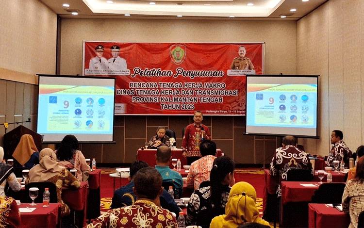 Kepala Dinas Tenaga Kerja dan Transmigrasi Provinsi Kalimantan Tengah Farid Wajdi saat menyampaikan materi. (FOTO: DISNAKERTRANS KALTENG)