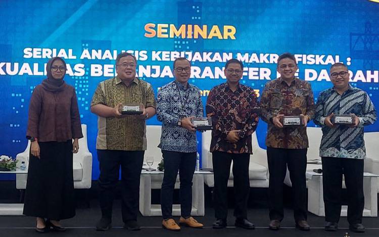 Plt. Deputi Pengembangan Regional Kementerian Perencanaan Pembangunan Nasional/Badan Perencanaan Pembangunan Nasional (Kementerian PPN/Bappenas) Tri Dewi Virgiyanti (kiri) bersama dengan narasumber lain dalam seminar Serial Analisis Kebijakan Makto Fiskal: Kualitas Belanja Transfer ke Daerah di Jakarta, Kamis (14/9/2023). (ANTARA/Muhammad Ramdan)