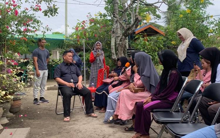Bupati Kotawaringin Timur Halikinnor berdialog dengan penerima manfaat bantuan perbaikan rumah, Jumat, 15 September 2023. (FOTO: IST)