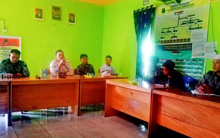 Suasana saat kegiatan Musdes di Kantor Desa Terusan Raya Hulu, Kecamatan Bataguh. (FOTO: IST)