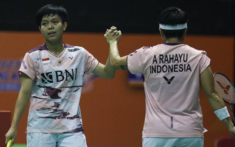 Ganda putri Apriyani Rahayu/Siti Fadia Silva Ramadhanti berpose usai memenangkan babak perempat final Hong Kong Open 2023 di Kowloon, Jumat. (ANTARA/HO-PP PBSI)