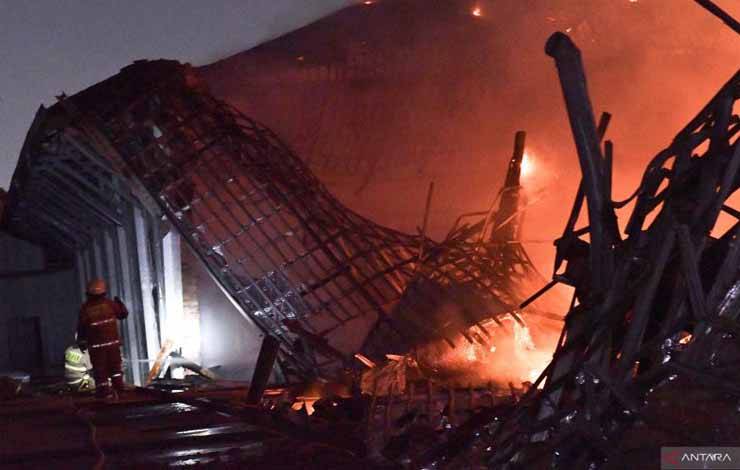 Sejumlah petugas pemadam kebakaran memadamkan api ketika terjadi kebakaran di Museum Nasional di Jakarta, Sabtu (16/9/2023). ANTARA FOTO/ Fakhri Hermansyah/Spt.