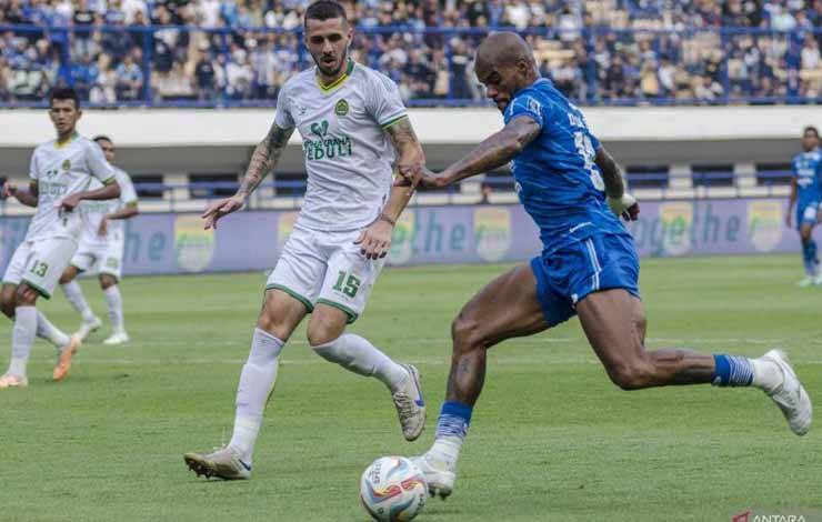 Pesepak bola Persib Bandung David Da Silva (kanan) dihadang pesepak bola Persikabo 1973 Nikola Kovacevic (kiri) saat pertandingan lanjutan BRI Liga 1 di Stadion Gelora Bandung Lautan Api, Bandung, Jawa Barat, Sabtu (16/9/2023). ANTARA FOTO/Novrian Arbi/Spt. (ANTARA FOTO/NOVRIAN ARBI)