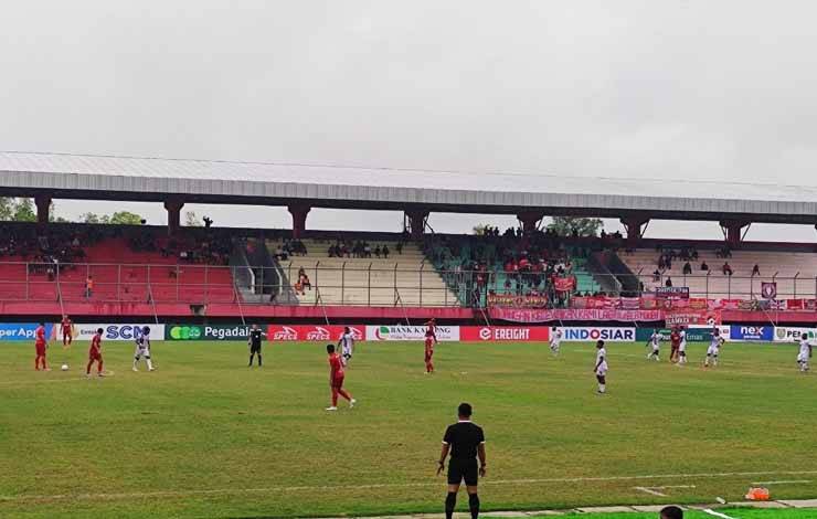 Pertandingan Kalteng Putra menjamu PSBS Biak di Stadion Tuah Pahoe, Minggu, 17 September 2023. (FOTO: HERMAWAN)