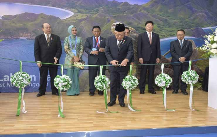 Wakil Presiden RI K.H. Maruf Amin saat meresmikan Pembukaan Paviliun Komoditas Indonesia pada CAEXPO 2023. (FOTO: DISBUDPAR KALTENG)
