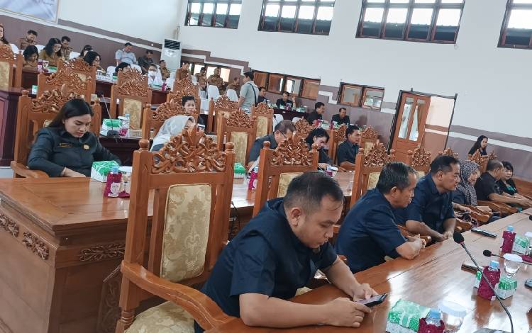 Anggota DPRD Gunung Mas saat mengikuti rapat paripurna ke- 1 masa persidangan I tahun sidang 2023, Senin, 18 September 2023. (FOTO: RISKA YULYANA)?